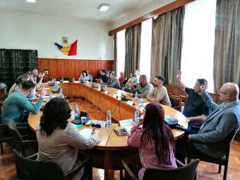 Nagyszalonta Parajd mellé áll