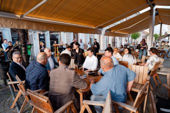 Sepsiszentgyörgyön, RMDSZ-es vezetőkkel teraszozva és a helyiekkel fényképezkedve vezette le árvízi „turnéját” Nicușor Dan