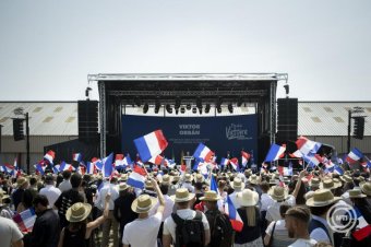 Orbán Viktor Franciaországban: Magyarország Brüsszel rémálma, az európai hazafiak reménye