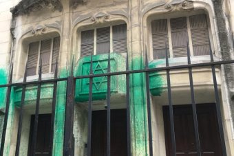 Antiszemitizmus Párizsban: zöld festéket fújtak a holokauszt-emlékműre, két zsinagógára és egy híres zsidó étterem falára