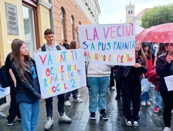 Tüntettek Sepsiszentgyörgy egyetlen román középiskolájának diákjai és szüleik