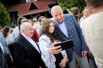 Sulyok Tamás diákokkal kosarazott székelyföldi látogatása első napján