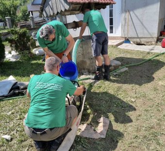 Pincékből szivattyúzza ki a vizet, ingóságokat ment a Magyar Református Szeretetszolgálat csapata Háromszéken