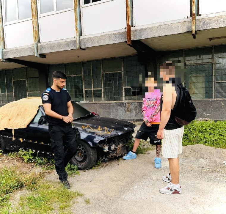 Kiskorú bűnözőket fogtak el Brassóban: autót törtek fel, kábítószer volt náluk