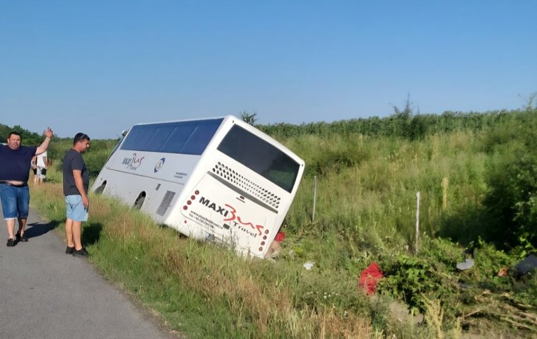 FRISSÍTVE – Halálos baleset: nagyváradi gyerekeket és edzőiket szállító busz borult fel az A2-es autópályán