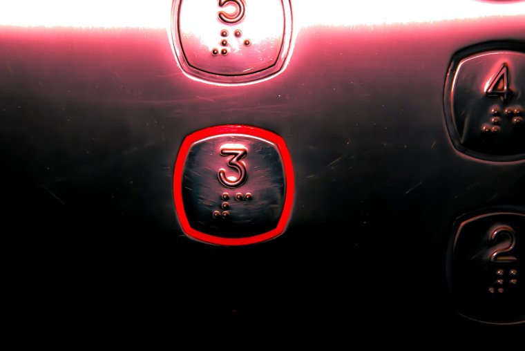 Mélybe zuhant egy lift Temesváron, négyen is kórházba kerültek