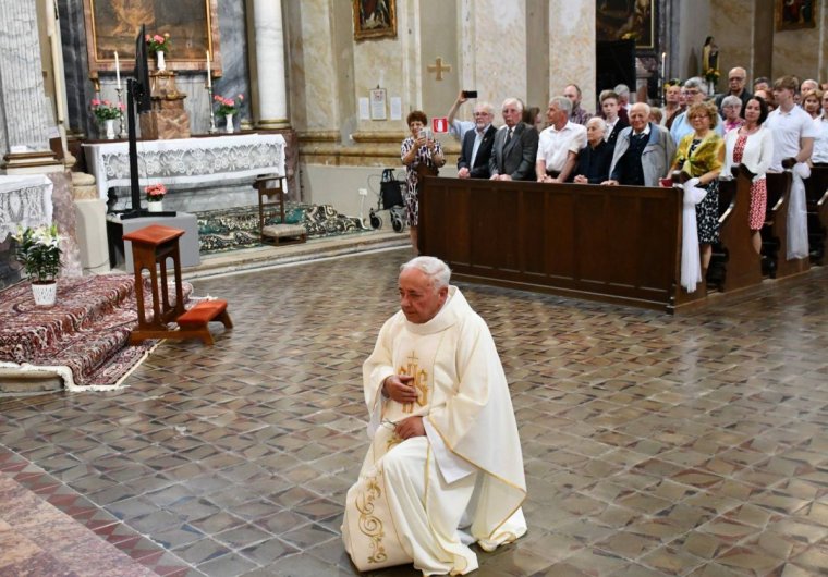 „Krisztus szeretete sürget minket” – aranymisés Reinholz András máriaradnai plébános