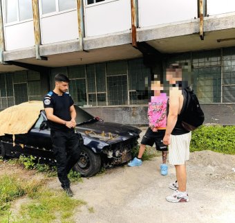 Kiskorú bűnözőket fogtak el Brassóban: autót törtek fel, kábítószer volt náluk