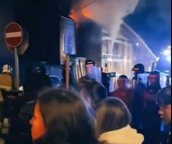 Zavargások Észak-Írországban, miután két román bevándorlót nemi erőszakkal gyanúsítanak