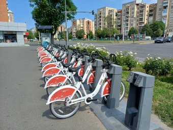 Napok kérdése a kerékpármegosztó rendszer használatba adása a Maros-parti városban