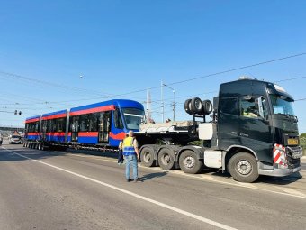 Újabb korszerű, alacsony padlós villamos futott be Nagyváradra