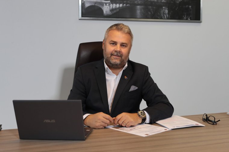 Sok állami cég vezetőjét „kényeztetik el” csillagászati összegű fizetéssel, de akadt, aki lemondott róla
