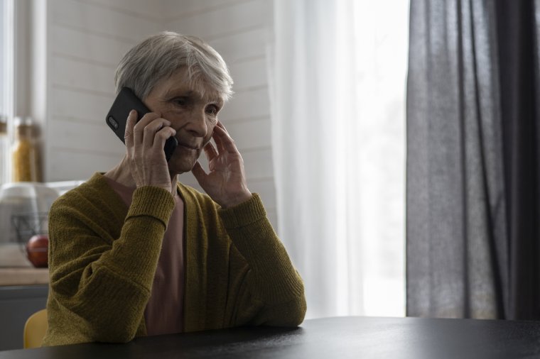 Új módszerrel, éjszaka próbálkoznak a telefonos csalók