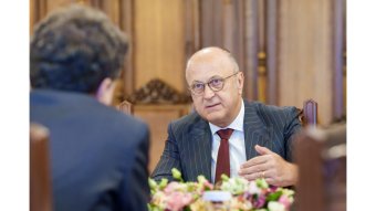 Munkáltatók: igazságtalan, hogy a magánszektor fizeti meg a kormányok felelőtlenségét