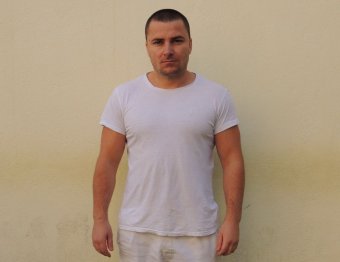 Hosszú bűnlajstroma van a házát az élettársára rágyújtó Maros megyei férfinak