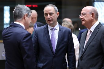 Pénzügyminiszter: el kell kerülni az uniós források befagyasztását, Románia leminősítését