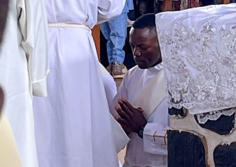 Pappá szentelték az Erdélyben szolgáló afrikai piaristát