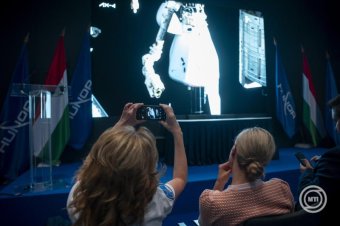 Levált a Kapu Tibort szállító űrkapszula a Nemzetközi Űrállomásról, megkezdte útját a Föld felé