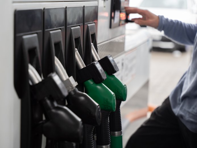 Üzemanyagárak az iráni háború árnyékéban: az árcsökkentési várakozások és a gazdasági helyzet szorításában a kormány