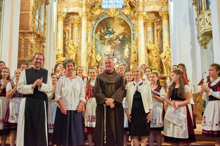 Missziós balatoni körútra indul Böjte Csaba a Marosszéki Kodály Zoltán Gyermekkar tagjaival