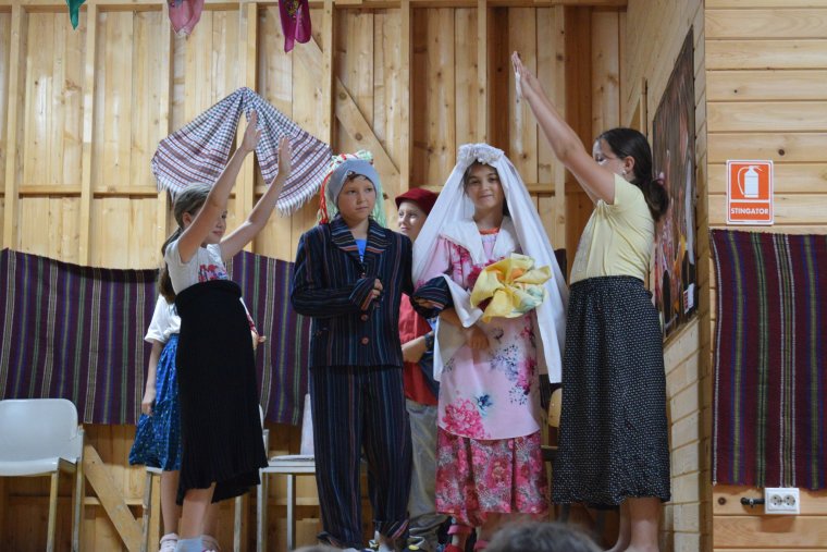 Csángó és székelyföldi gyerekek együtt fejlesztették nyelvi tudásukat a moldvai Lábnyikon
