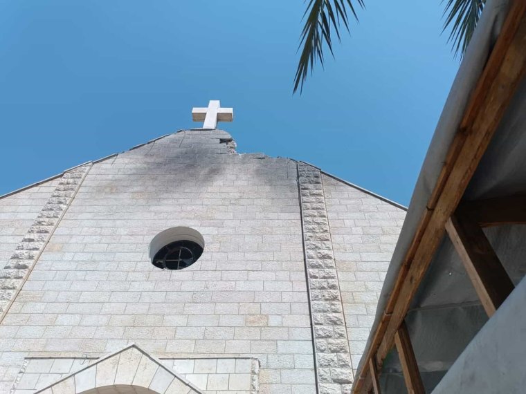 Izrael sajnálja, hogy katolikus templomot talált el Gázában, Trump dühös az incidens miatt