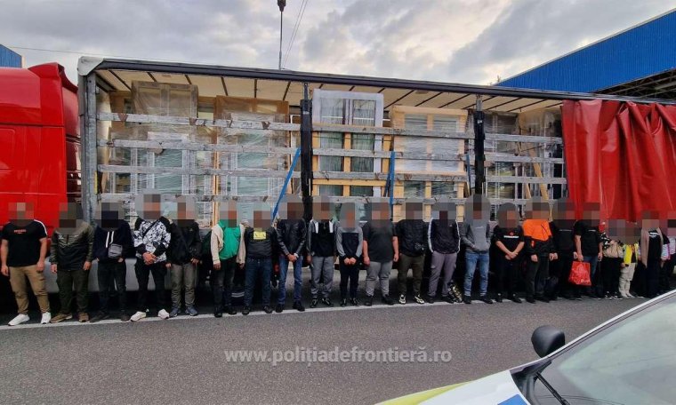 Egy híján két tucat migránst találtak egy kamionban