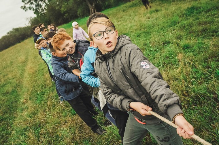 Ahol a gyerek megtapasztalja, hogy van élet internet nélkül is: önállósodni segítenek a táborok