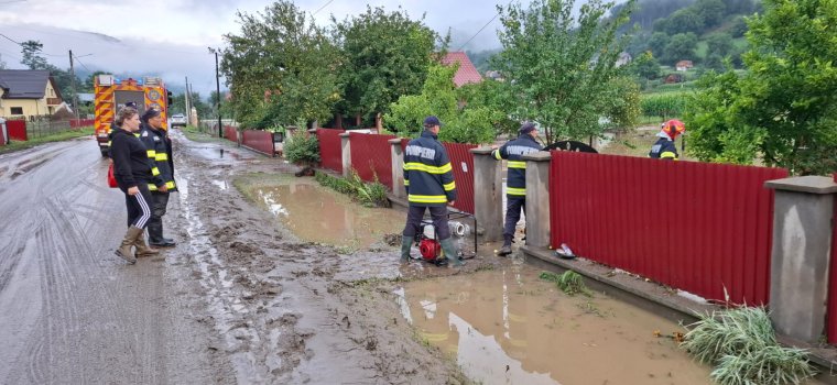 FRISSÍTVE – Kilenc megyében okozott károkat a vasárnapi vihar, egy személy életét vesztette