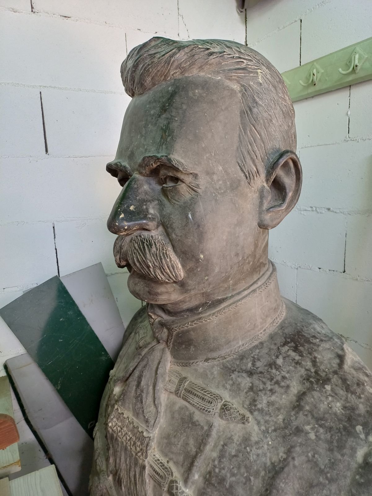 A szobor a bölcsőde udvarán, egy fészerben várja a restaurálást és felállítást •  Fotó: Pataky Lehel Zsolt