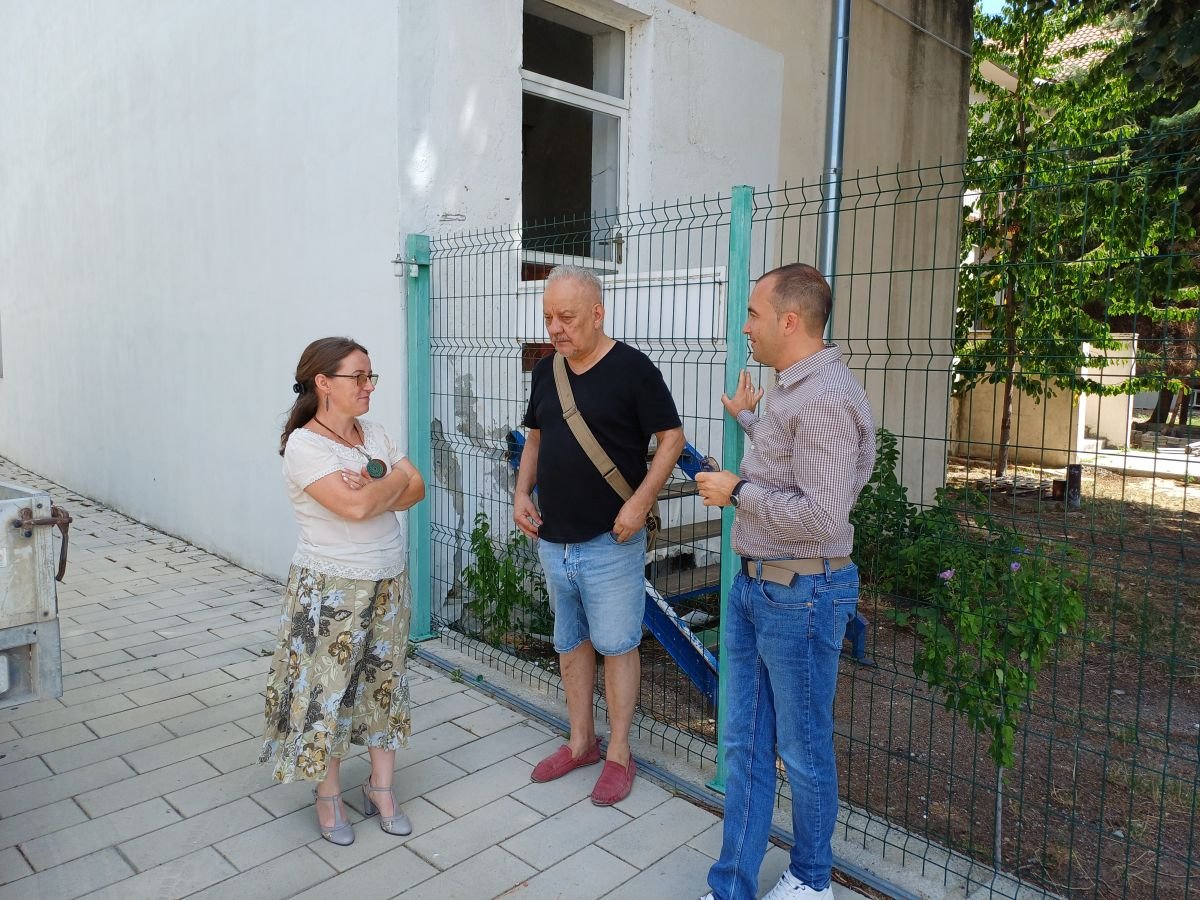 Dóczy Ildikó, a kőfaragó műhely vezetője, Fekete Károly, a Kölcsey Egyesület alelnöke és Péró Tamás, az Arad megyei tanács alelnöke •  Fotó: Pataky Lehel Zsolt