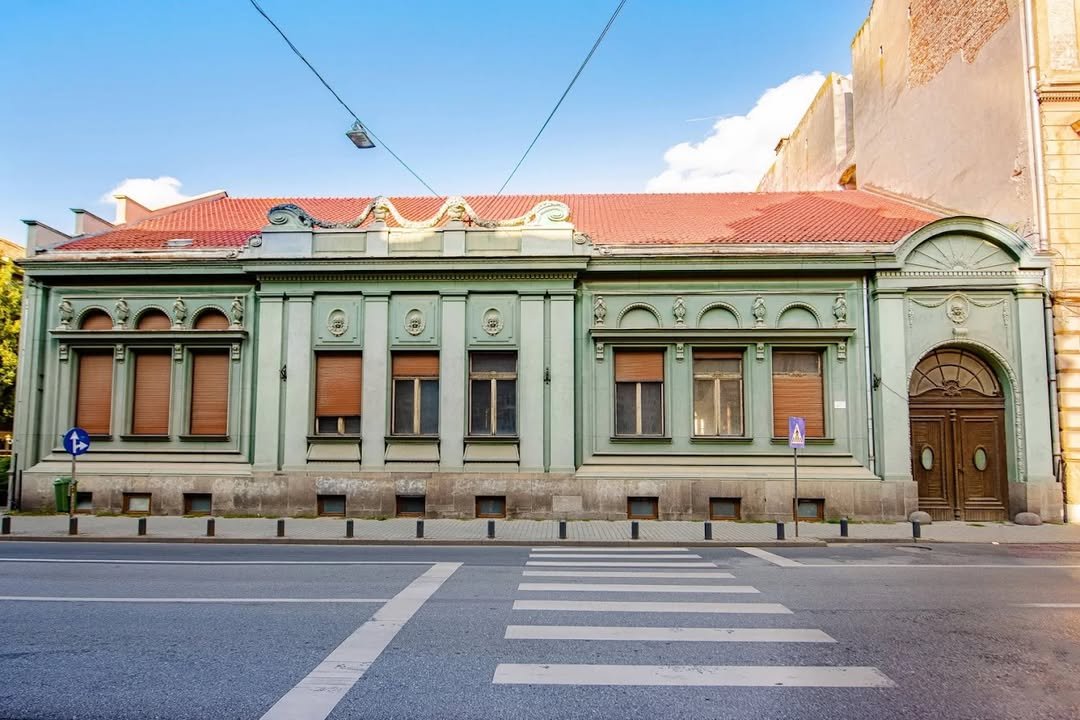 Az utcai homlokzat nem árulkodik arról, mekkora beltérrel rendelkezik az ingatlan •  Fotó: Facebook/Luxury Homes 69