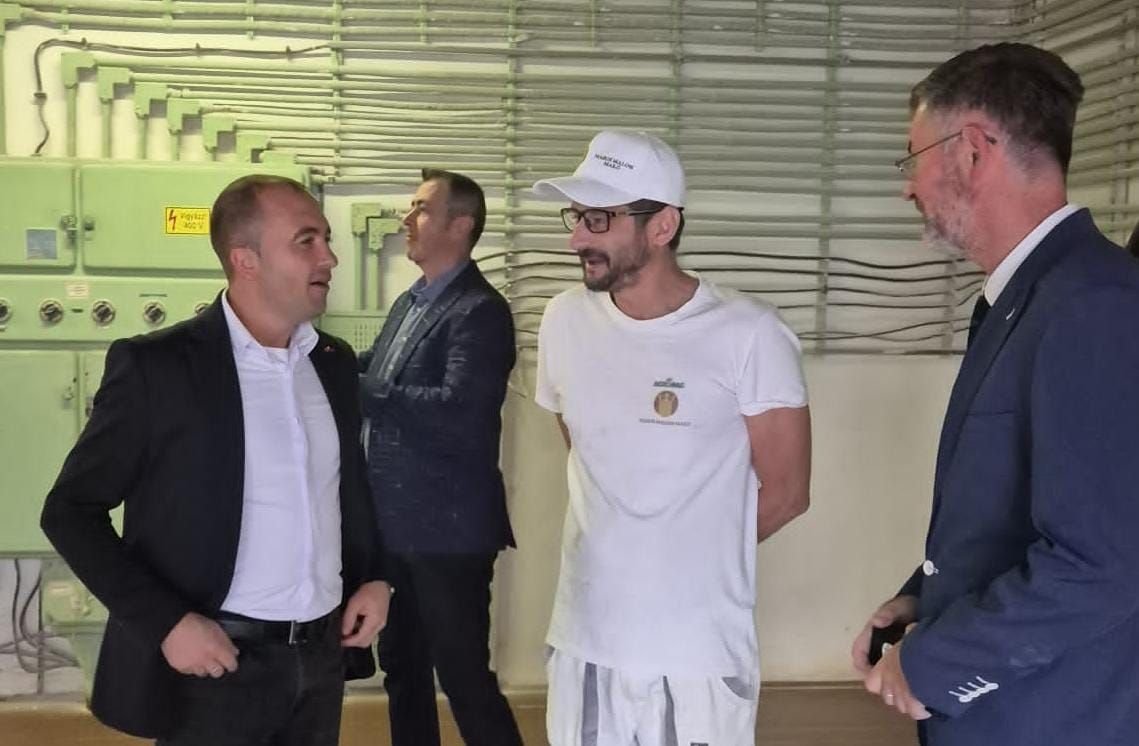 Péró Tamás (balról), az Arad megyei tanács alelnöke a Maros Malomban •  Fotó: Arad Megyei Tanács
