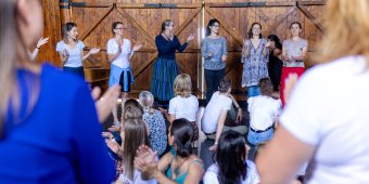 Beépíteni a népi kultúrát az iskolai oktatásba – ősztől akkreditált képzés indul pedagógusoknak