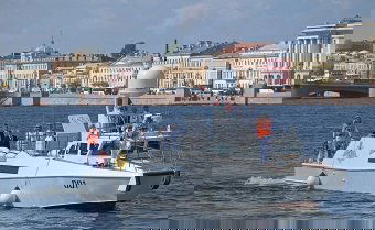 Ukrán dróntámadás miatt lemondták a szentpétervári haditengerészeti parádét