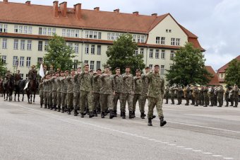 Nőtt a román hadsereg, egyelőre vonzó a fizetés, de több katonára lenne szüksége az országnak