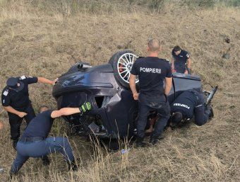 Külföldi misszióból hazatérő máramarosi tűzoltók léptek közbe az Arad megyei balesetnél