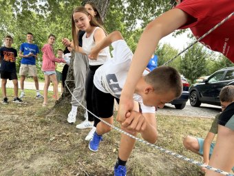 A parajdi bányaszerencsétlenség kis károsultjai táboroznak Magyarországon