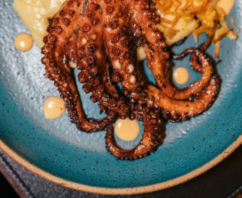 Merész újragondolás: polipos töltött káposztát kínál egy erdélyi étteremlánc