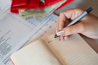 Villanyszámla: mit takarnak a díjak és hogyan spórolhatunk?