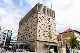 Művészettörténész: újra kell értelmezni a kolozsvári Telefonpalotához hasonló „szürke kockák” értékét