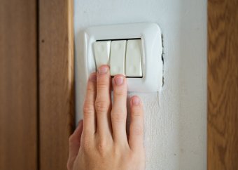 Nekiveselkedik az állam a villanyszámla-csökkentésnek
