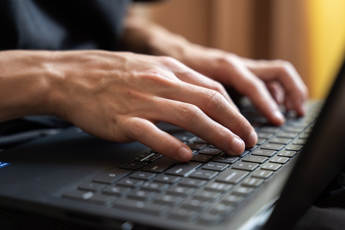 Ingyenes digitális képzés indul Bánffyhunyadon: meleg ételt és óradíjat is kapnak a résztvevők