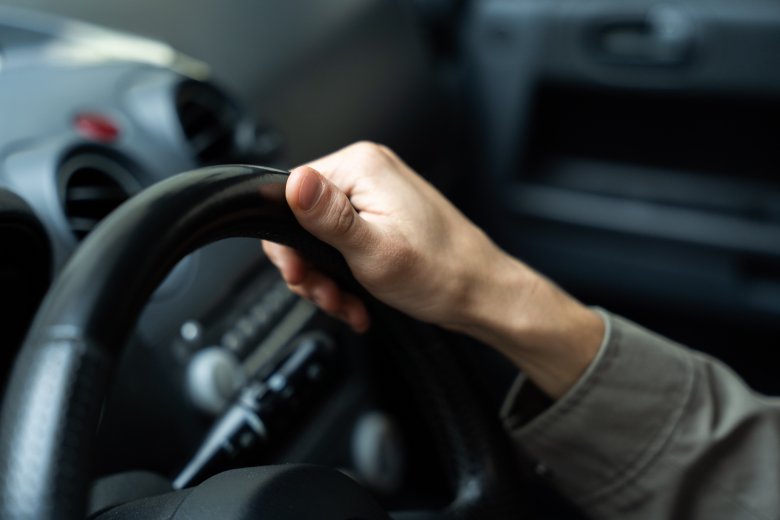 Ugrik a jogosítvány, ha nincs kifizetve a közlekedési bírság. Ismertetjük a részleteket