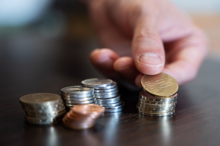 Három fontos állami hatóságnál is csökkenteni kell a béreket és az alkalmazottak létszámát