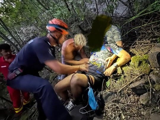 Sziklán rekedt siklóernyős szorult segítségre; tűzoltókat, hegyimentőket és hegymászókat is bevetettek