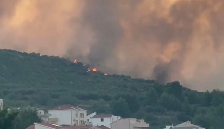 Tűz pusztít Horvátországban és Montenegróban, Görögországban is lángok csaptak fel