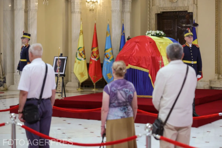 „Ő volt Románia legjobb elnöke” – Sorban állnak az emberek leróni kegyeletüket Ion Iliescu ravatalánál