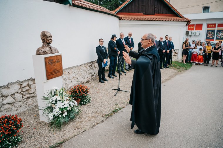 Aki a teljességgel mérte magát: Torockón áll Kriza János szobra
