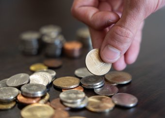 Eltörpül az országos átlagbér a közalkalmazottak fizetése mellett